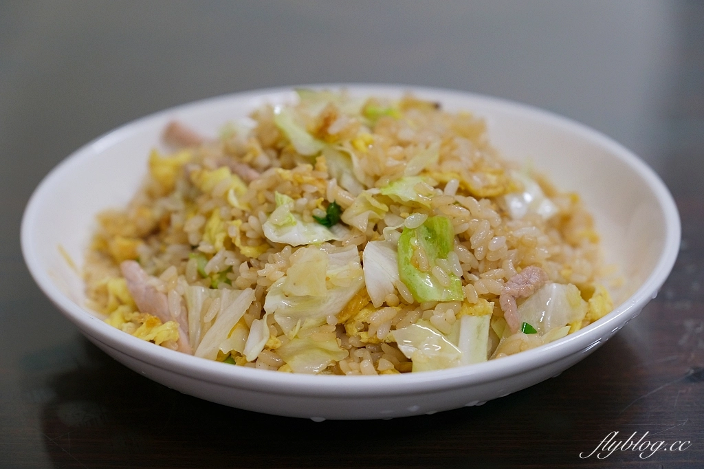 台中大里｜桃姐廚房，大里網路人氣最高的美食，現點現包的手工煎餃，還有必點私房菜荔枝肉 @飛天璇的口袋