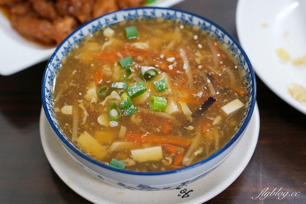 台中大里｜桃姐廚房，大里網路人氣最高的美食，現點現包的手工煎餃，還有必點私房菜荔枝肉 @飛天璇的口袋