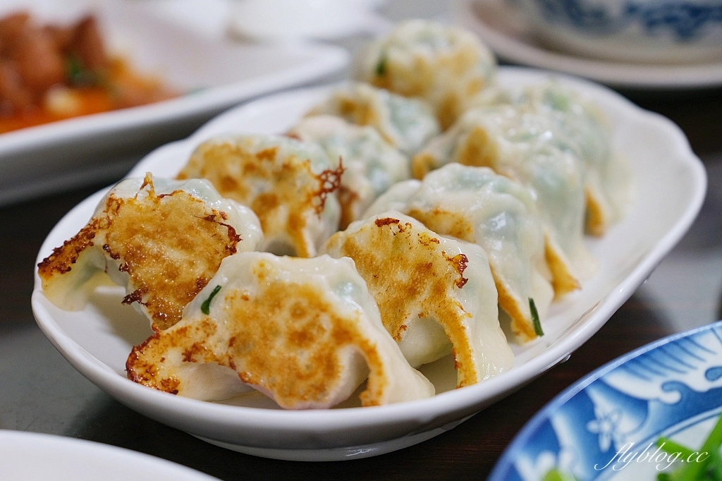 台中大里｜桃姐廚房，大里網路人氣最高的美食，現點現包的手工煎餃，還有必點私房菜荔枝肉 @飛天璇的口袋