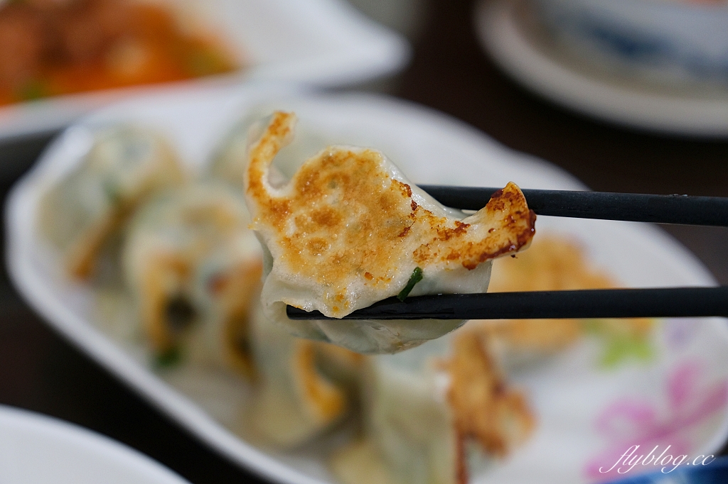 台中大里｜桃姐廚房，大里網路人氣最高的美食，現點現包的手工煎餃，還有必點私房菜荔枝肉 @飛天璇的口袋