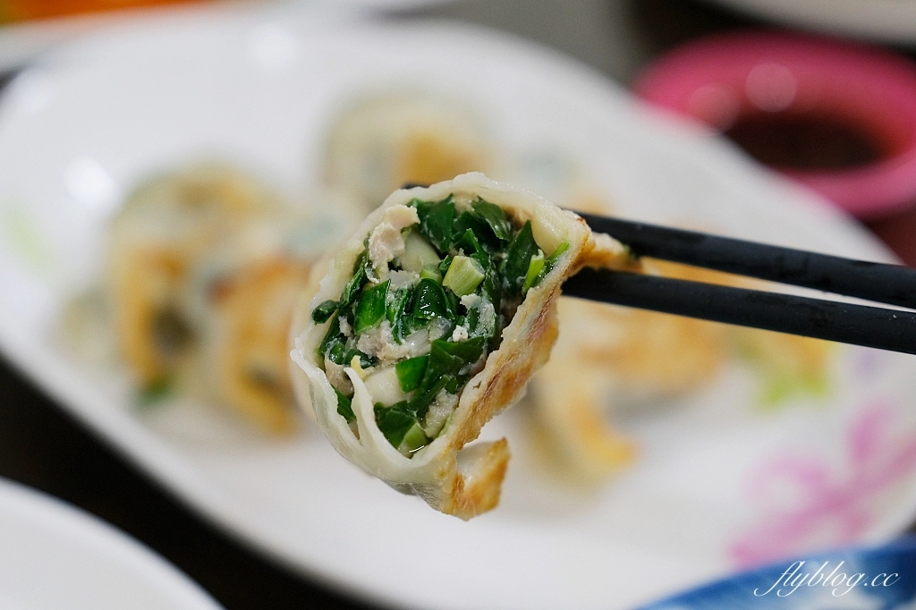 台中大里｜桃姐廚房，大里網路人氣最高的美食，現點現包的手工煎餃，還有必點私房菜荔枝肉 @飛天璇的口袋