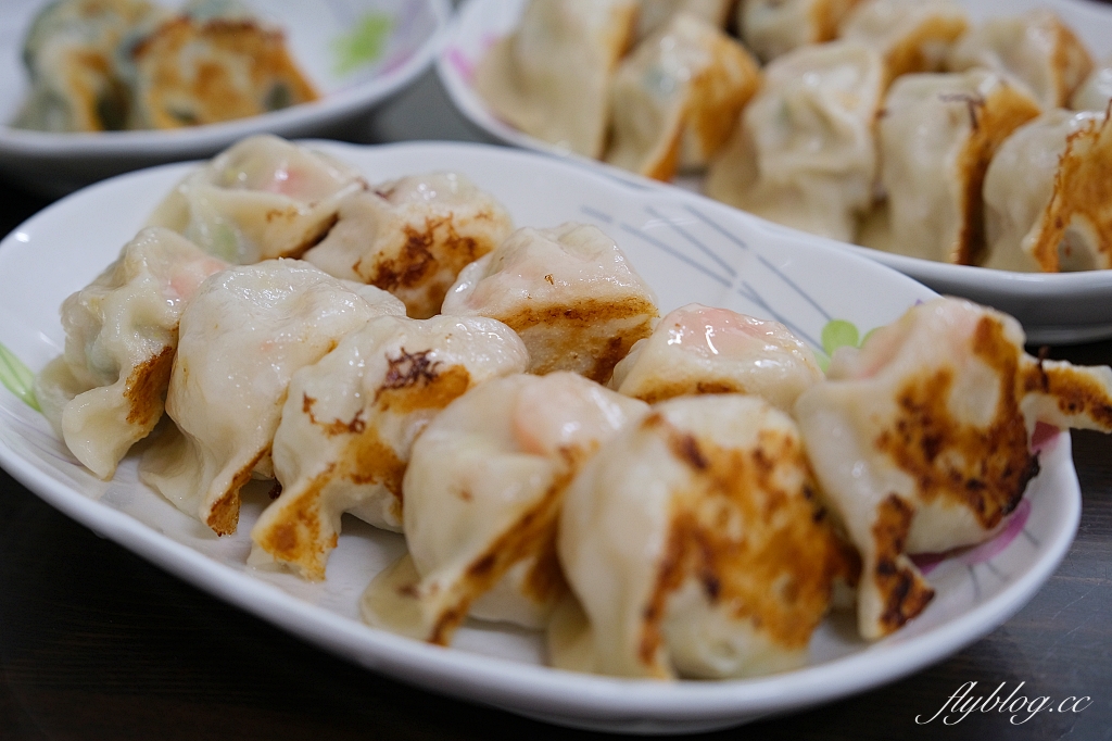 台中大里｜桃姐廚房，大里網路人氣最高的美食，現點現包的手工煎餃，還有必點私房菜荔枝肉 @飛天璇的口袋