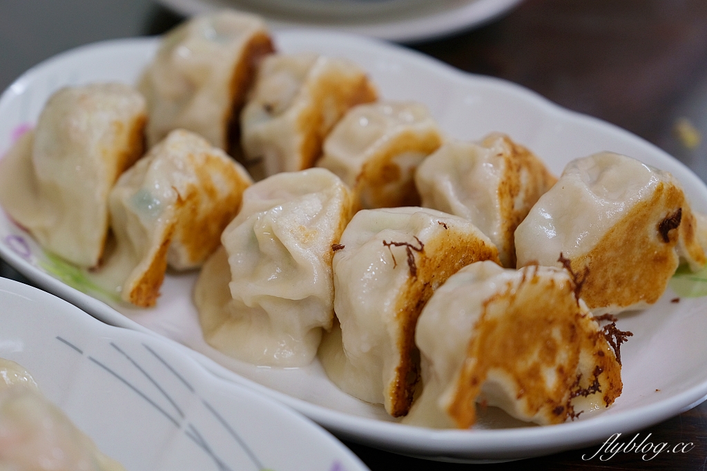 台中大里｜桃姐廚房，大里網路人氣最高的美食，現點現包的手工煎餃，還有必點私房菜荔枝肉 @飛天璇的口袋
