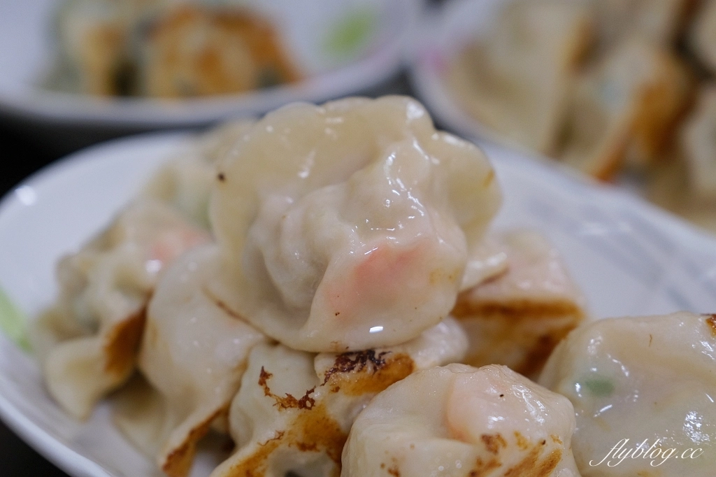 台中大里｜桃姐廚房，大里網路人氣最高的美食，現點現包的手工煎餃，還有必點私房菜荔枝肉 @飛天璇的口袋