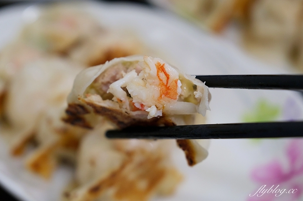 台中大里｜桃姐廚房，大里網路人氣最高的美食，現點現包的手工煎餃，還有必點私房菜荔枝肉 @飛天璇的口袋