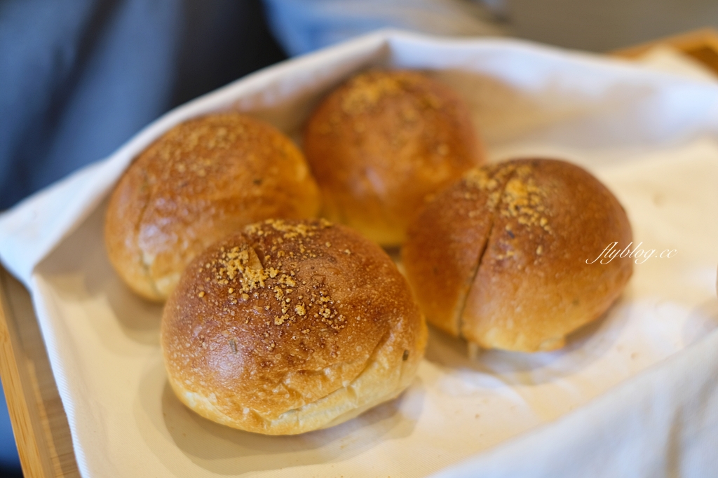 台中新社｜友利村．新社無菜單料理餐廳，超美玻璃屋還有浪漫水池造景 @飛天璇的口袋