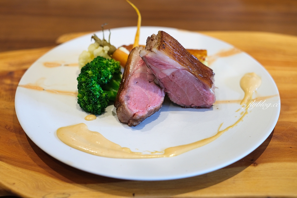 台中新社｜友利村．新社無菜單料理餐廳，超美玻璃屋還有浪漫水池造景 @飛天璇的口袋