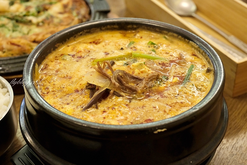 台中南屯｜韓家正宗韓國料理．商業午餐只要200元，韓式豬腳、馬鈴薯鍋和辣牛肉湯 @飛天璇的口袋