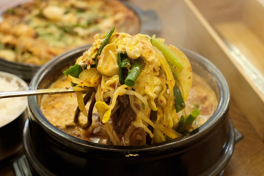 台中南屯｜韓家正宗韓國料理．商業午餐只要200元，韓式豬腳、馬鈴薯鍋和辣牛肉湯 @飛天璇的口袋