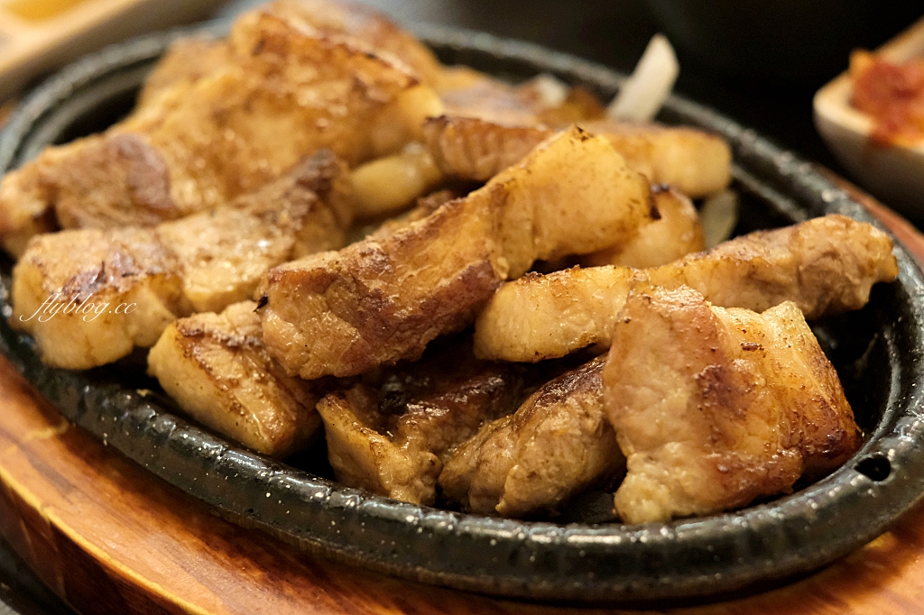 台中南屯｜韓家正宗韓國料理．商業午餐只要200元，韓式豬腳、馬鈴薯鍋和辣牛肉湯 @飛天璇的口袋