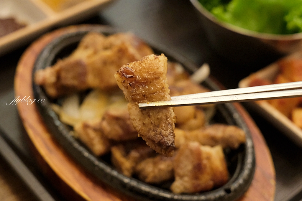 台中南屯｜韓家正宗韓國料理．商業午餐只要200元，韓式豬腳、馬鈴薯鍋和辣牛肉湯 @飛天璇的口袋