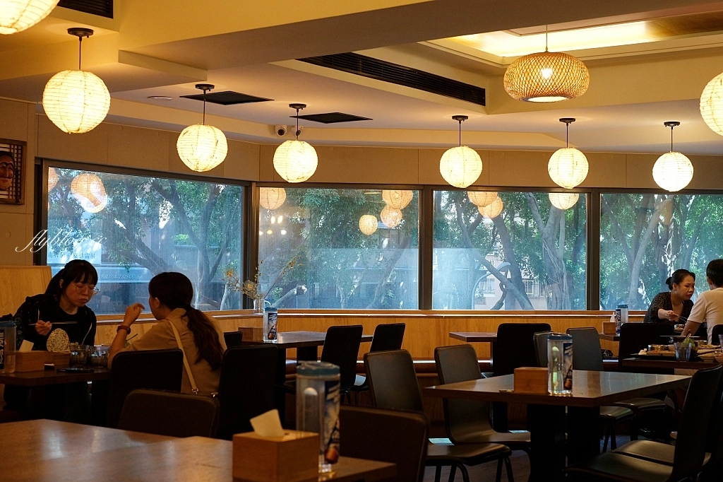 台中南屯｜韓家正宗韓國料理．商業午餐只要200元，韓式豬腳、馬鈴薯鍋和辣牛肉湯 @飛天璇的口袋