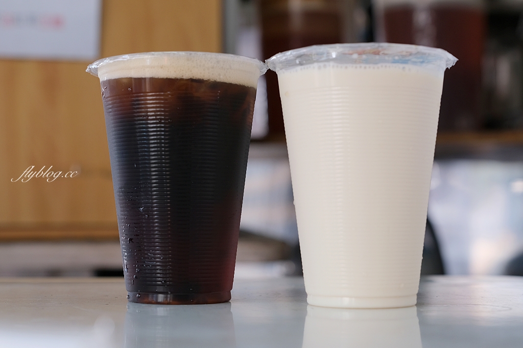 台中西屯｜小時代眷村美食，隱身在惠來市場的古早味人氣蛋餅，必點打拋豬和皮蛋口味粉漿蛋餅 @飛天璇的口袋