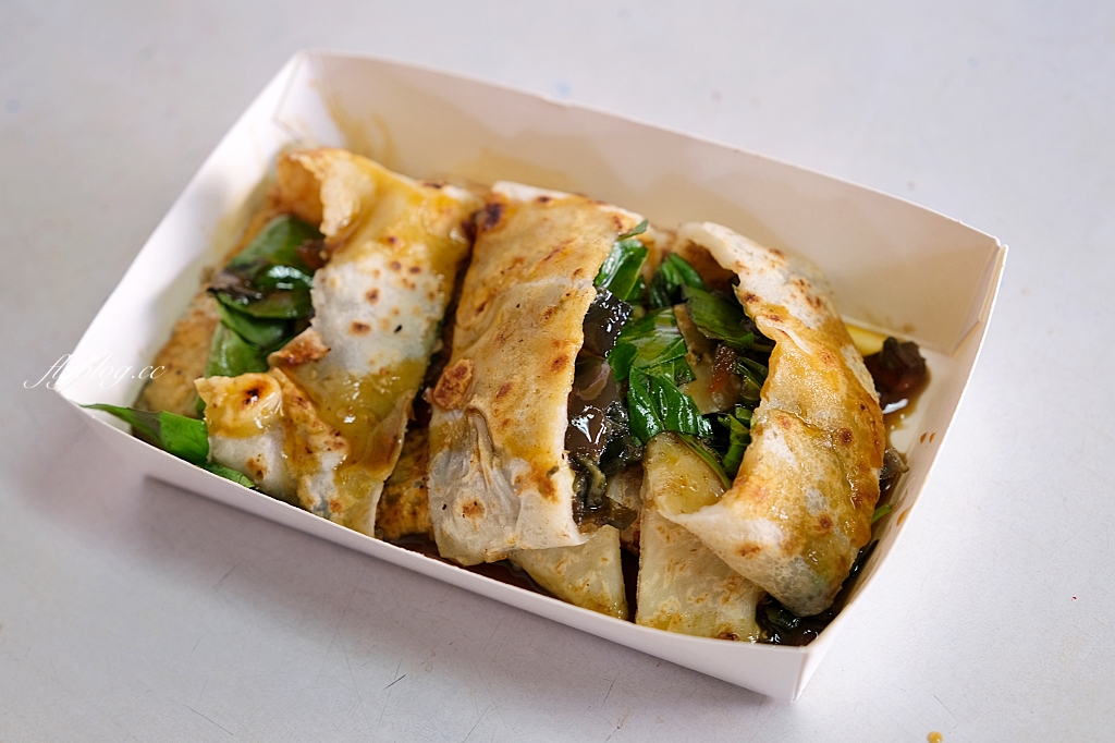 台中西屯｜小時代眷村美食，隱身在惠來市場的古早味人氣蛋餅，必點打拋豬和皮蛋口味粉漿蛋餅 @飛天璇的口袋