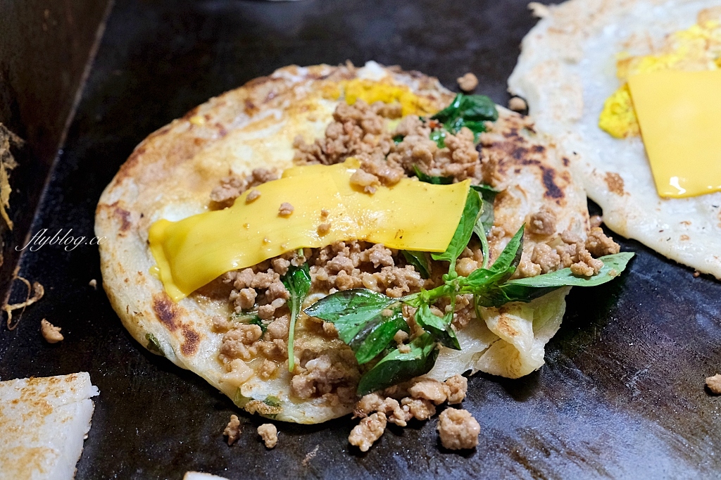 台中西屯|小時代眷村美食,隱身在惠來市場的古早味人氣蛋餅,必點打拋豬和皮蛋口味粉漿蛋餅 @飛天璇的口袋 台中西屯|小時代眷村美食,隱身在惠來市場的古早味人氣蛋餅,必點打拋豬和皮蛋口味粉漿蛋餅 @飛天璇的口袋