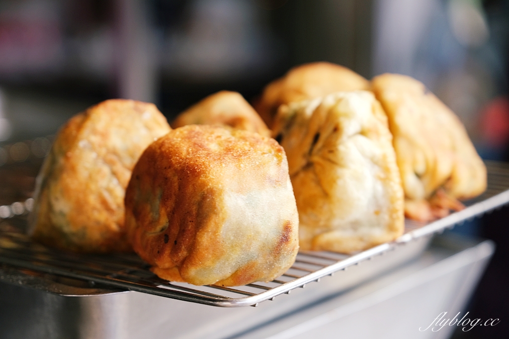 通霄賴家煎包｜在地人推薦通霄最好吃，像棒球一樣大顆的水煎包，一顆只要20元的銅板價 @飛天璇的口袋