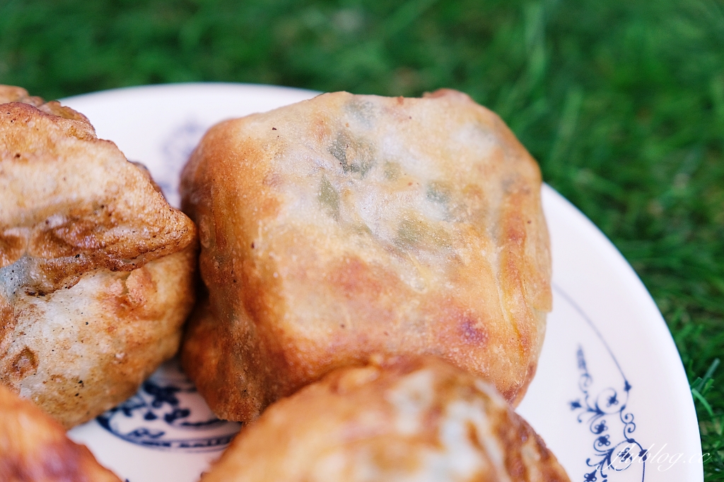 通霄賴家煎包｜在地人推薦通霄最好吃，像棒球一樣大顆的水煎包，一顆只要20元的銅板價 @飛天璇的口袋