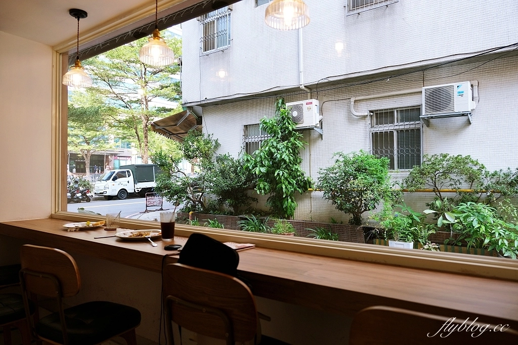 台中西區｜裹腹 Grab Food Brunch，Sogo百貨後方巷弄裡的早午餐店，台中寵物友善咖啡館 @飛天璇的口袋
