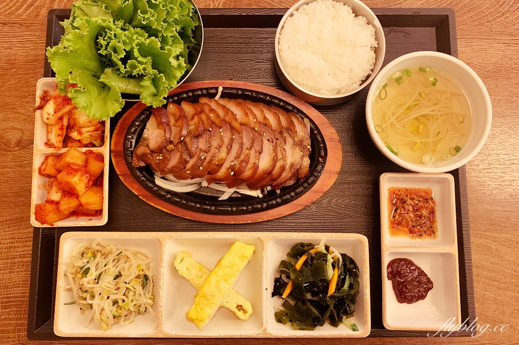 台中南屯｜韓家正宗韓國料理．商業午餐只要200元，韓式豬腳、馬鈴薯鍋和辣牛肉湯 @飛天璇的口袋