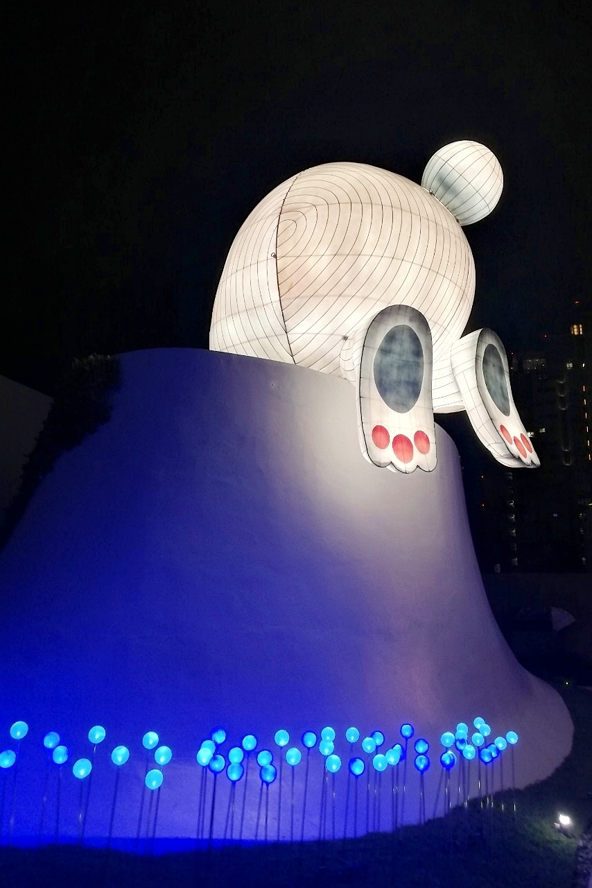 台中國家歌劇院｜2022台中聖誕節活動，瘋耶誕@歌劇院，空中花園出現可愛的嬌兔三窟 @飛天璇的口袋