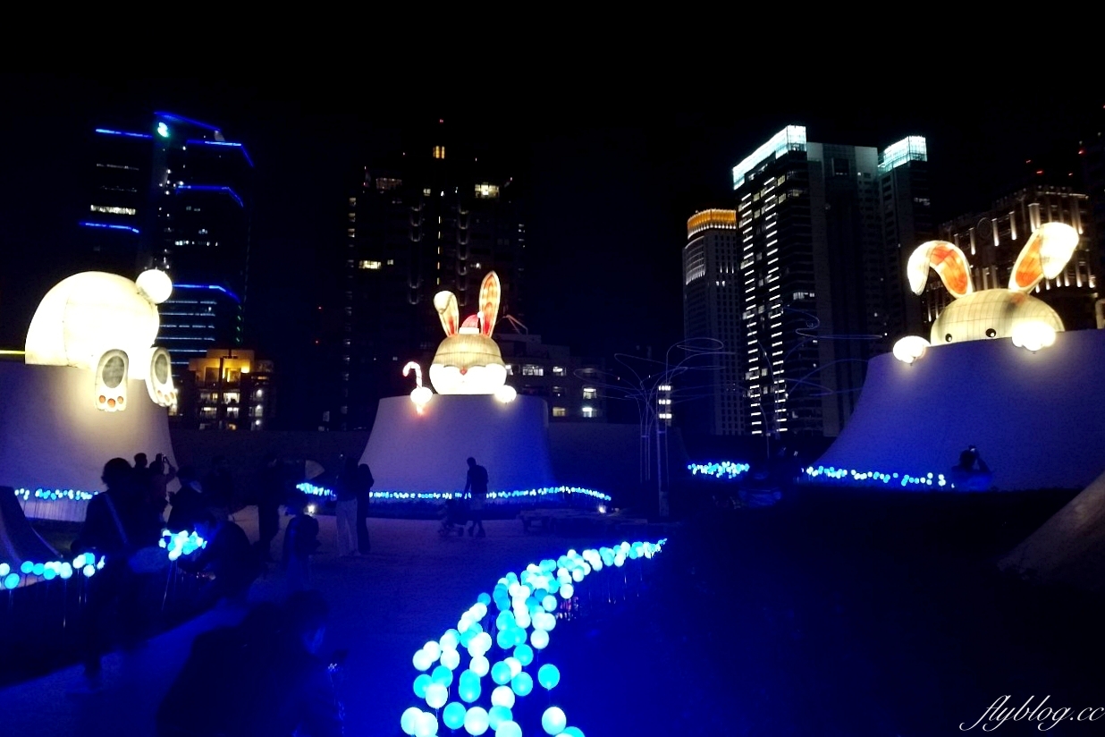 台中國家歌劇院｜2022台中聖誕節活動，瘋耶誕@歌劇院，空中花園出現可愛的嬌兔三窟 @飛天璇的口袋