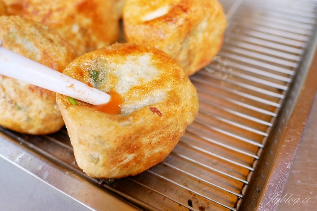 通霄賴家煎包｜在地人推薦通霄最好吃，像棒球一樣大顆的水煎包，一顆只要20元的銅板價 @飛天璇的口袋