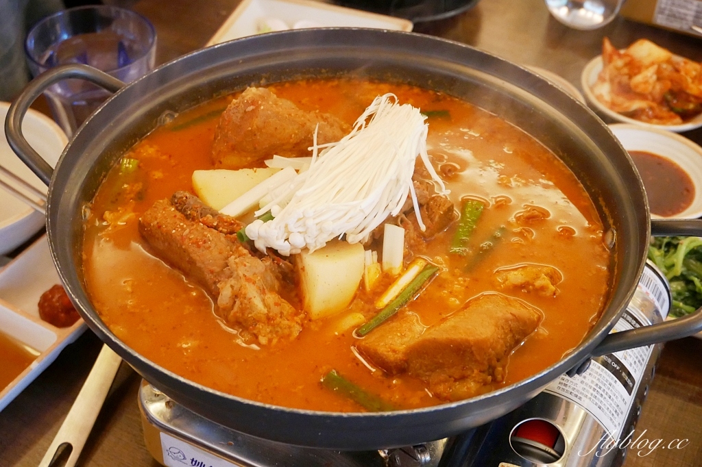 台中南屯｜韓家正宗韓國料理．商業午餐只要200元，韓式豬腳、馬鈴薯鍋和辣牛肉湯 @飛天璇的口袋