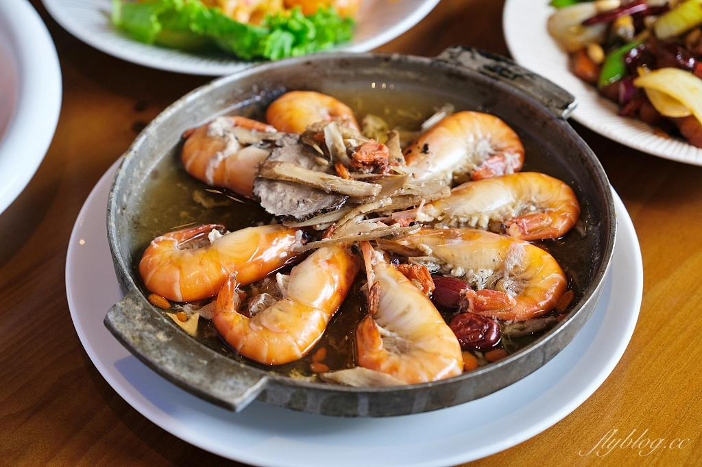 鴻龍宴餐廳｜台中現撈活蝦料理，把整條船都開進餐廳裡 @飛天璇的口袋