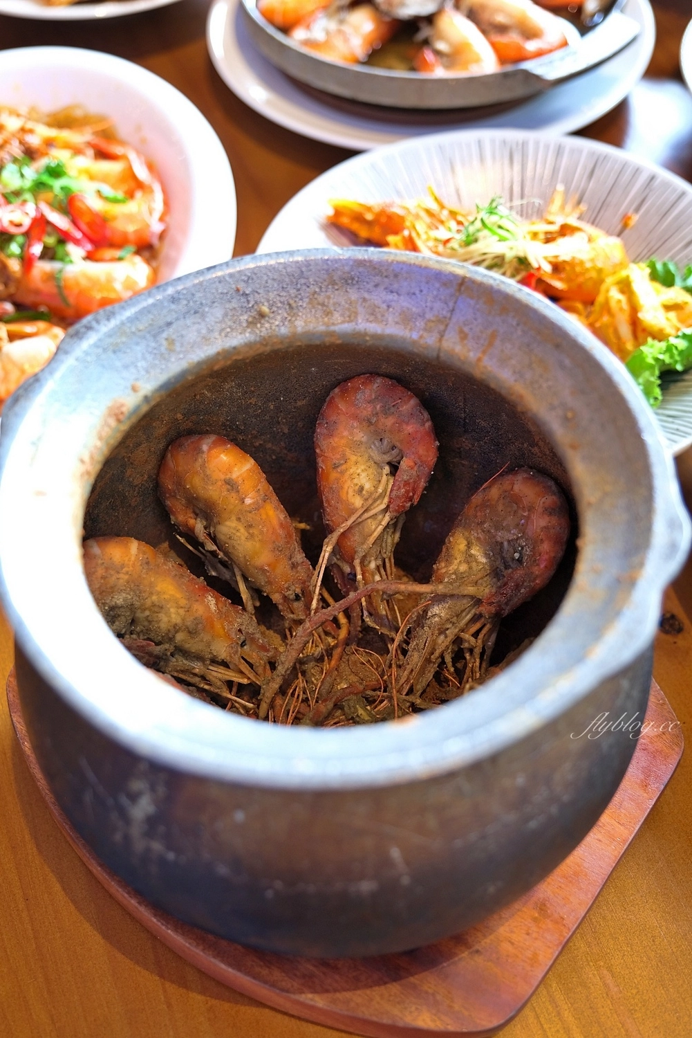 鴻龍宴餐廳｜台中現撈活蝦料理，把整條船都開進餐廳裡 @飛天璇的口袋