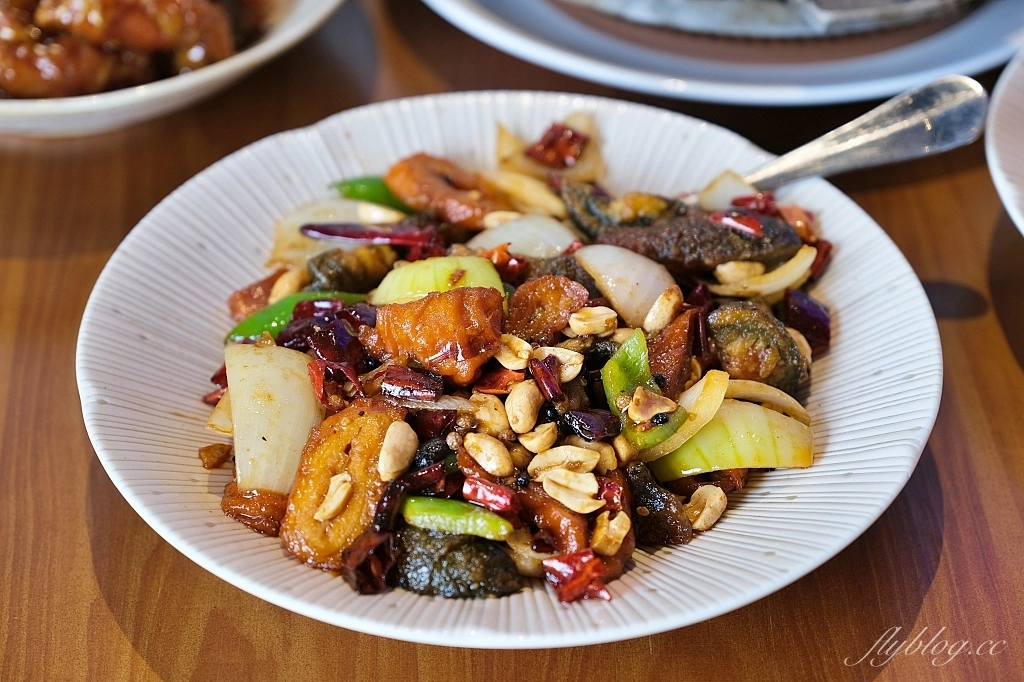 鴻龍宴餐廳｜台中現撈活蝦料理，把整條船都開進餐廳裡 @飛天璇的口袋