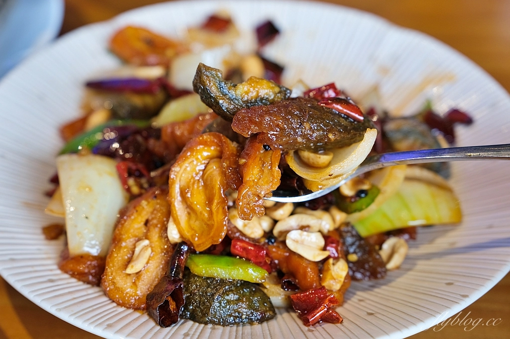 鴻龍宴餐廳｜台中現撈活蝦料理，把整條船都開進餐廳裡 @飛天璇的口袋