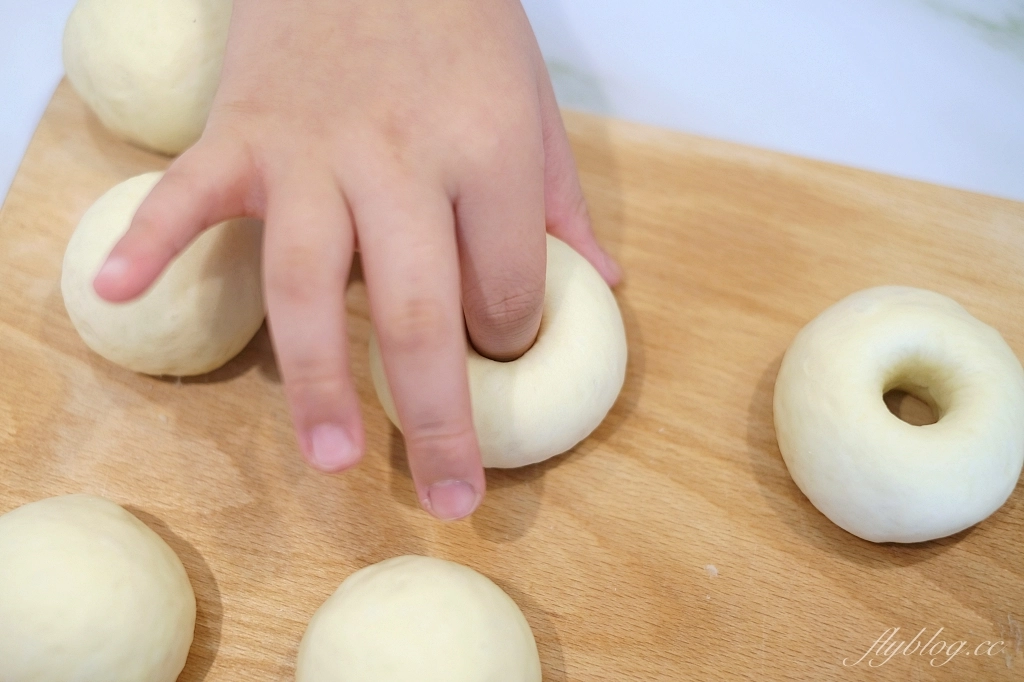 甜甜圈食譜｜雪碧甜甜圈｜想吃甜甜圈又懶得等發酵？！雪碧做甜甜圈偷吃步做法 @飛天璇的口袋