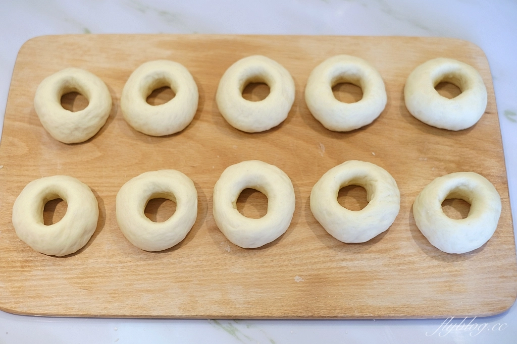 甜甜圈食譜｜雪碧甜甜圈｜想吃甜甜圈又懶得等發酵？！雪碧做甜甜圈偷吃步做法 @飛天璇的口袋