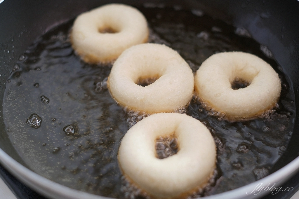 甜甜圈食譜｜雪碧甜甜圈｜想吃甜甜圈又懶得等發酵？！雪碧做甜甜圈偷吃步做法 @飛天璇的口袋