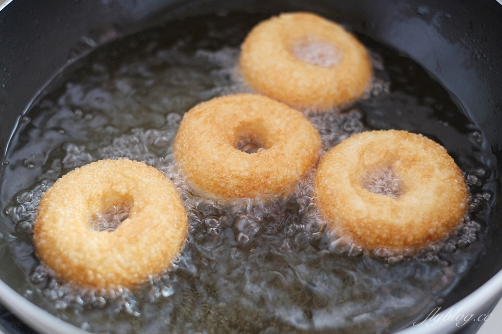 甜甜圈食譜｜雪碧甜甜圈｜想吃甜甜圈又懶得等發酵？！雪碧做甜甜圈偷吃步做法 @飛天璇的口袋