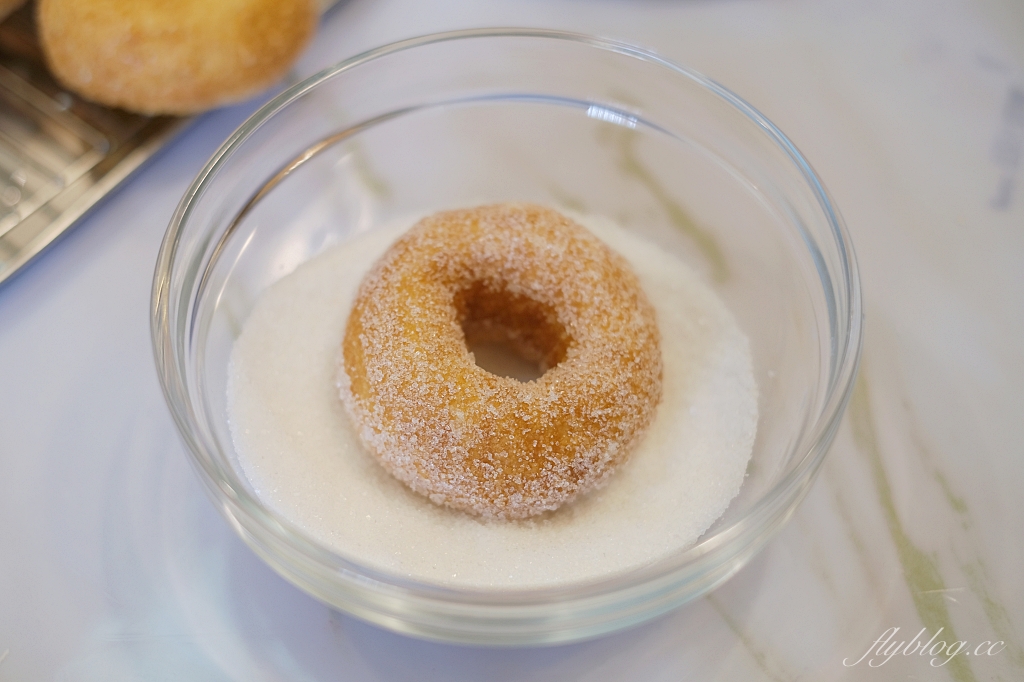 甜甜圈食譜｜雪碧甜甜圈｜想吃甜甜圈又懶得等發酵？！雪碧做甜甜圈偷吃步做法 @飛天璇的口袋