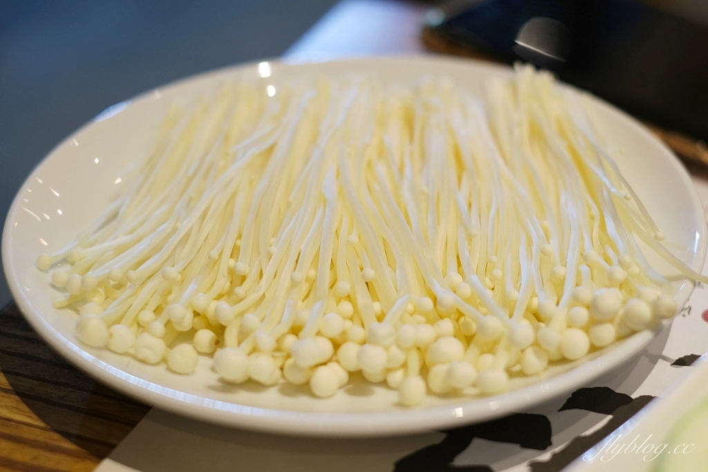 台中北屯｜尚牛二館．台中米其林必比登推薦牛肉鍋，搬到北屯新址生意一樣嗆嗆滾 @飛天璇的口袋