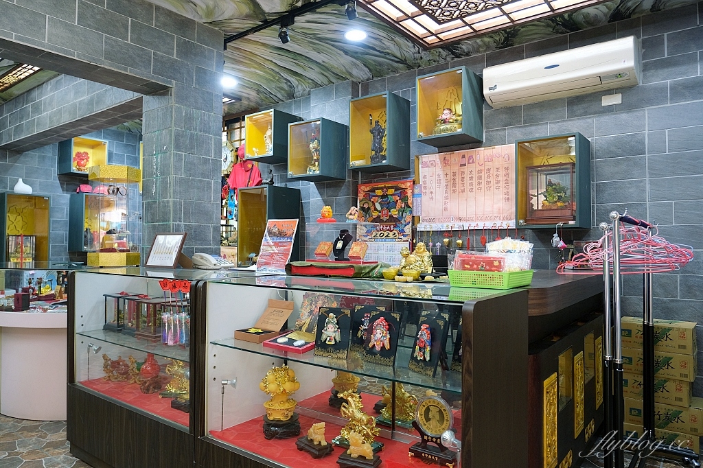 台中東區｜台中南天宮，146公尺的聖帝大神像，體驗穿唐服Cosplay，還可以借發財金 @飛天璇的口袋