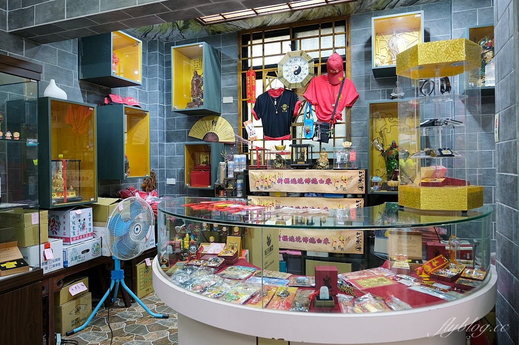 台中東區｜台中南天宮，146公尺的聖帝大神像，體驗穿唐服Cosplay，還可以借發財金 @飛天璇的口袋