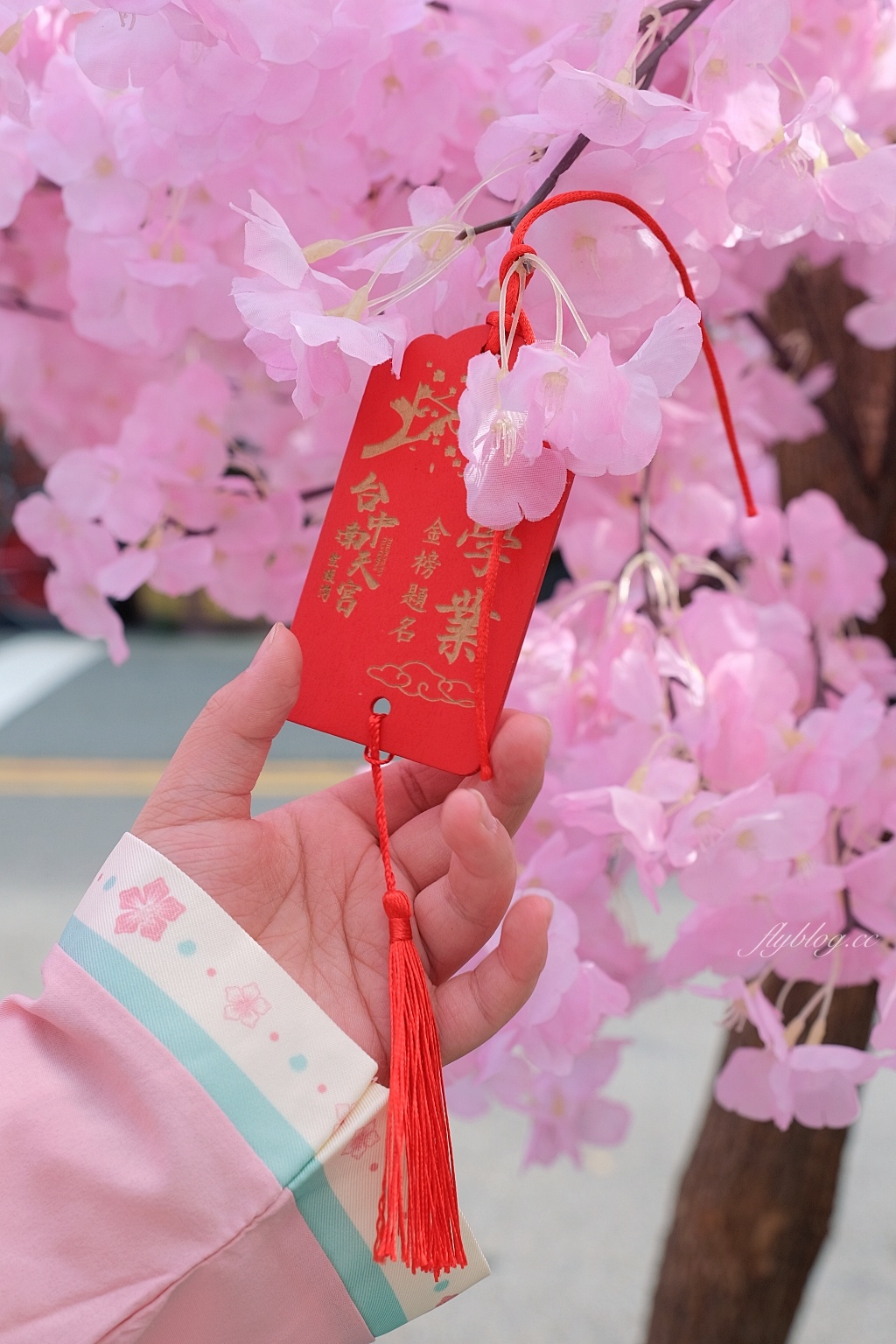 台中東區｜台中南天宮，146公尺的聖帝大神像，體驗穿唐服Cosplay，還可以借發財金 @飛天璇的口袋