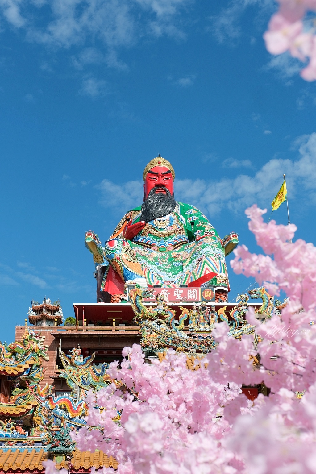 台中東區｜台中南天宮，146公尺的聖帝大神像，體驗穿唐服Cosplay，還可以借發財金 @飛天璇的口袋