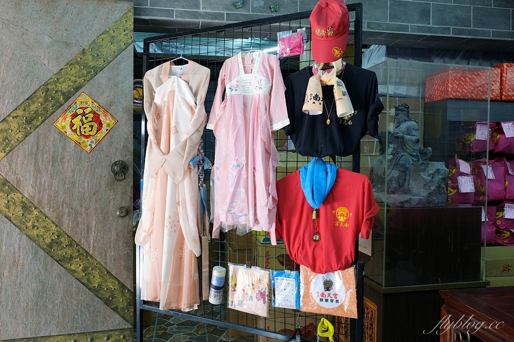 台中東區｜台中南天宮，146公尺的聖帝大神像，體驗穿唐服Cosplay，還可以借發財金 @飛天璇的口袋