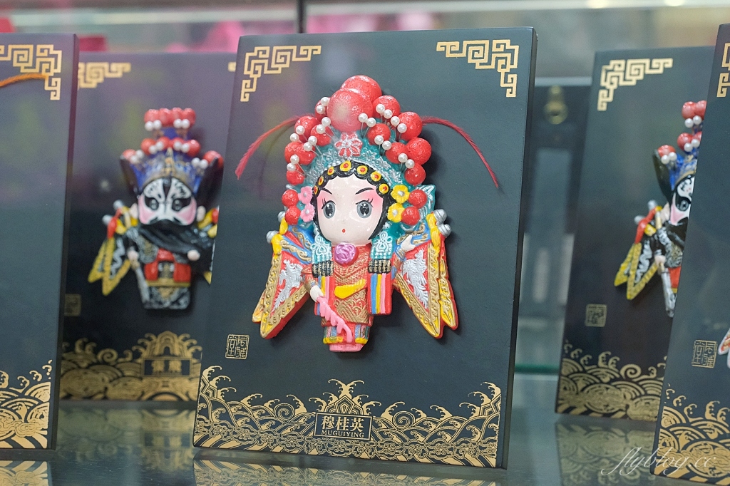 台中東區｜台中南天宮，146公尺的聖帝大神像，體驗穿唐服Cosplay，還可以借發財金 @飛天璇的口袋