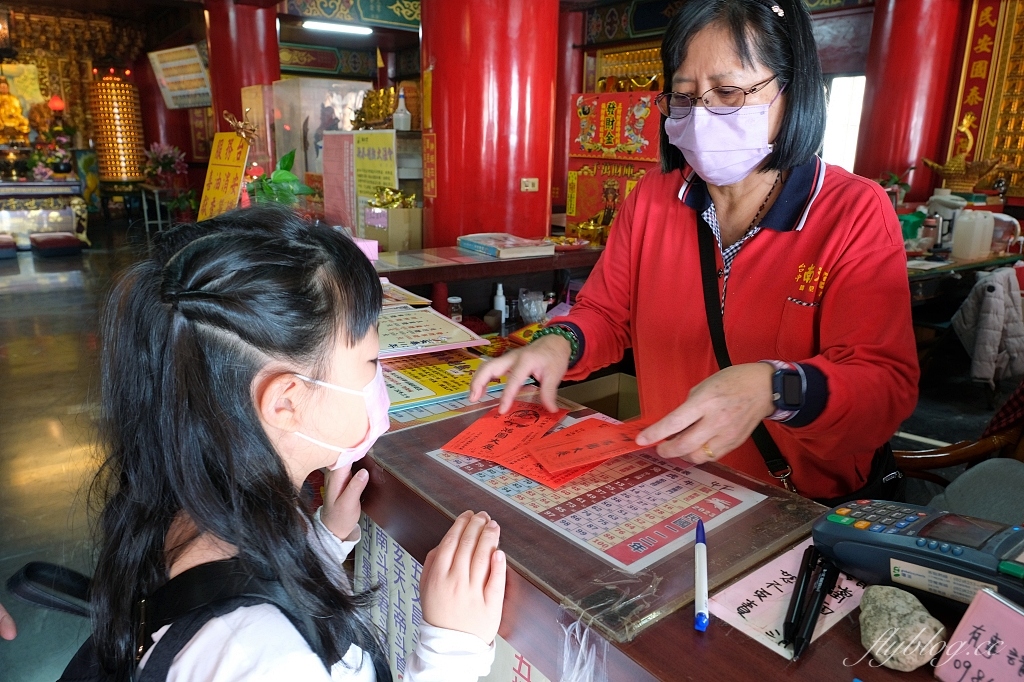 台中東區｜台中南天宮，146公尺的聖帝大神像，體驗穿唐服Cosplay，還可以借發財金 @飛天璇的口袋