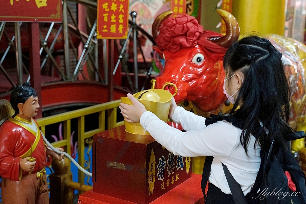 台中東區｜台中南天宮，146公尺的聖帝大神像，體驗穿唐服Cosplay，還可以借發財金 @飛天璇的口袋