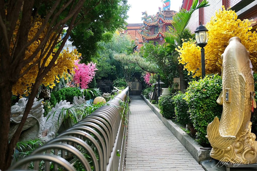 台中東區｜台中南天宮，146公尺的聖帝大神像，體驗穿唐服Cosplay，還可以借發財金 @飛天璇的口袋