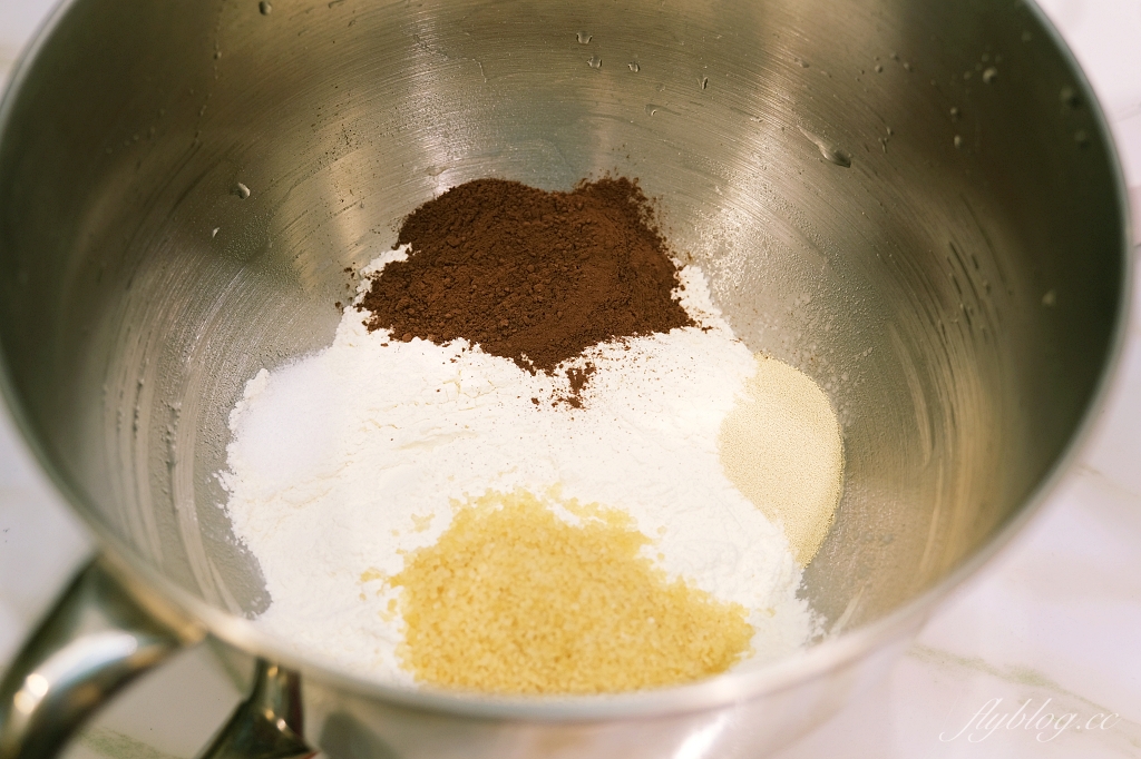 麵包食譜｜巧克力小餐包做法｜小朋友最愛的早餐麵包，烤過之後還會爆漿 @飛天璇的口袋