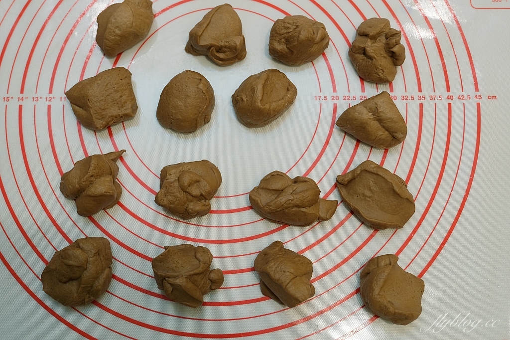 麵包食譜｜巧克力小餐包做法｜小朋友最愛的早餐麵包，烤過之後還會爆漿 @飛天璇的口袋