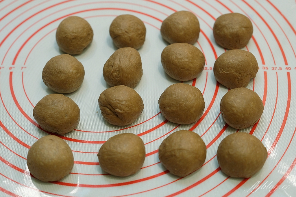 麵包食譜｜巧克力小餐包做法｜小朋友最愛的早餐麵包，烤過之後還會爆漿 @飛天璇的口袋