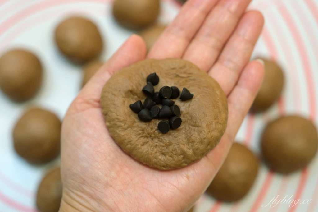 麵包食譜｜巧克力小餐包做法｜小朋友最愛的早餐麵包，烤過之後還會爆漿 @飛天璇的口袋